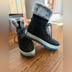 Cougar Women’s Black and Blue/Gray Winter Boots size 7